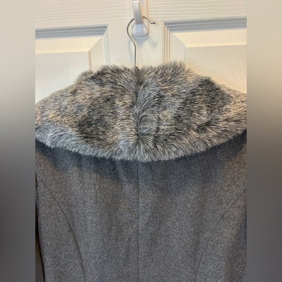 Lauren Ralph Lauren Women’s gray trench winter coat with Faux Fur Collar size 12 - Picture 10 of 12